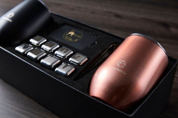 溶けない氷「ビアキューブ」とタンブラーを組み合わせたペアギフトが登場