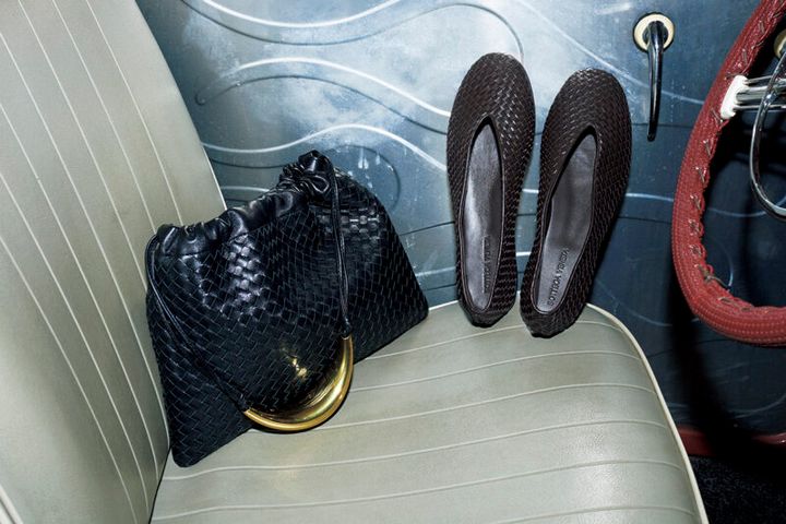 右：シューズ￥181,500、左：バッグ［H23×W32×D1］￥489,500（ともにボッテガ･ヴェネタ／ボッテガ･ヴェネタ ジャパン）