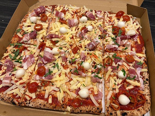 四角いピザのカットの仕方