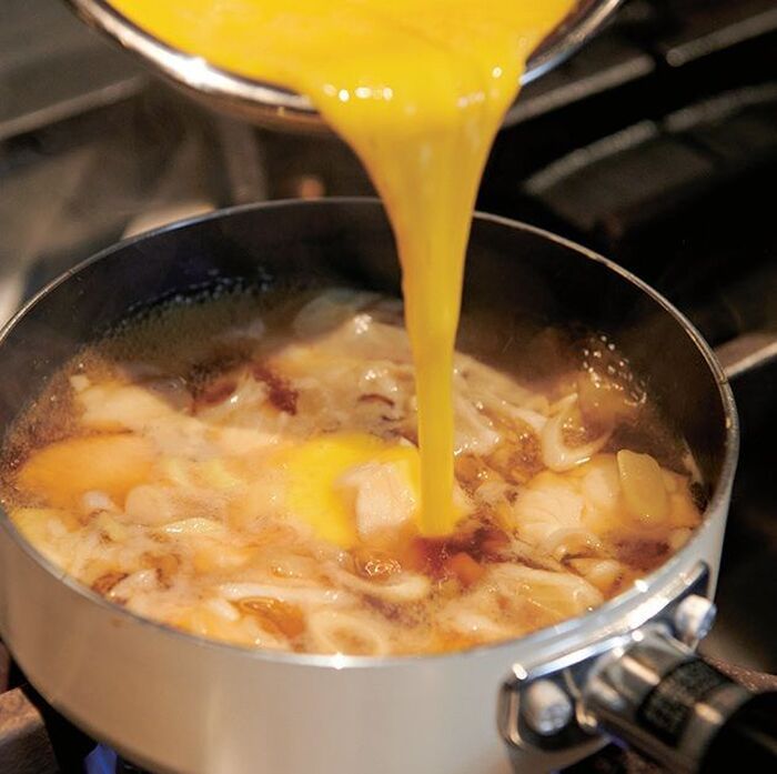 【笠原将弘さん】1枚150円の鶏むねで作る「親子丼」の作り方。ふんわりトロトロ卵のコツは「中から外へ」！