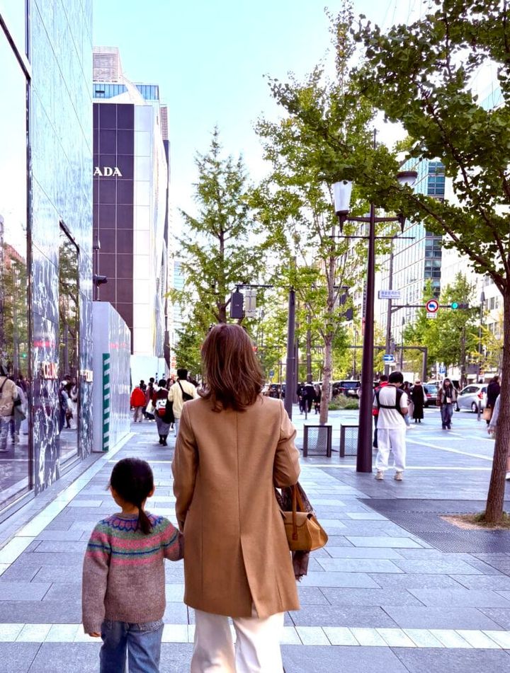 御堂筋を歩くTOMOKO SHINOBEさん