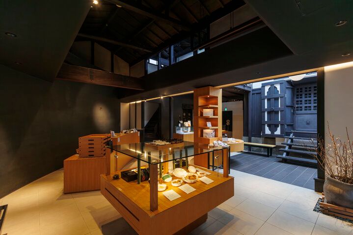 京町家の茶寮「然花抄院 京都室町本店」で、期間限定みたらし団子や和スイーツを