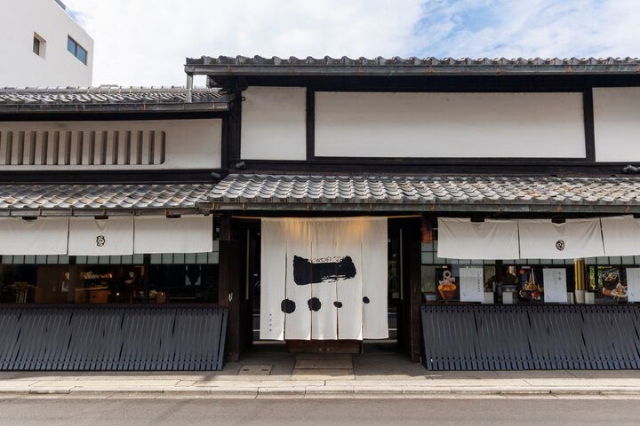 京町家の茶寮「然花抄院 京都室町本店」で、期間限定みたらし団子や和スイーツを