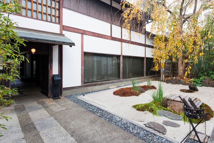 京町家の茶寮「然花抄院 京都室町本店」で、期間限定みたらし団子や和スイーツを