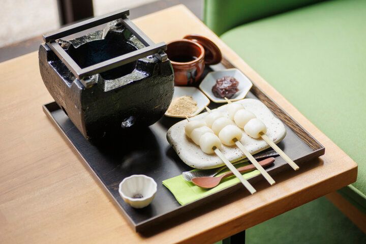 京町家の茶寮「然花抄院 京都室町本店」で、期間限定みたらし団子や和スイーツを