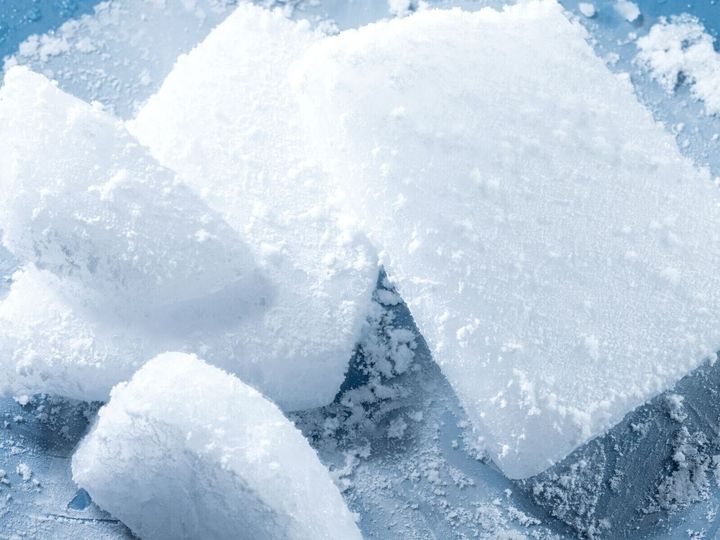 【薬学部教授が解説】ドライアイスは食品の保冷剤などにも使われる身近な物質ですが、取り扱いを誤ると死亡リスクを伴います。国内外の事故の事例を挙げながら、人体に有害な理由と安全な使い方を、分かりやすく解説します。（画像：shutterstock.com）
