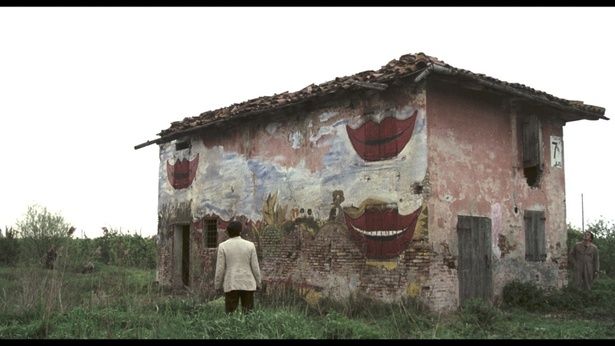 イタリア北部の田舎町の風景にミスマッチな家の姿が不穏さを掻き立てる(『笑む窓のある家』) [c] 1976 SND (M6 Group) and ACEK SRL