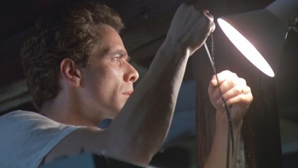 中古のタイプライターをきっかけに主人公が陰謀へと足を踏み入れていく(『ZEDER／死霊の復活祭』) [c] 1976 SND (M6 Group) and ACEK SRL