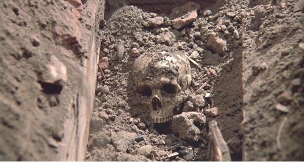 死者の甦りはキングの小説「ペット・セマタリー」にも影響を与えた(『ZEDER／死霊の復活祭』) [c] 1976 SND (M6 Group) and ACEK SRL