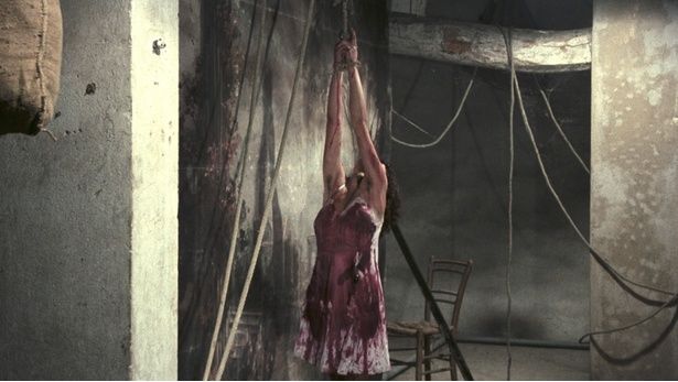 美しくも恐ろしい雰囲気を纏った独特の作風が楽しめる(『笑む窓のある家』) [c] 1976 SND (M6 Group) and ACEK SRL