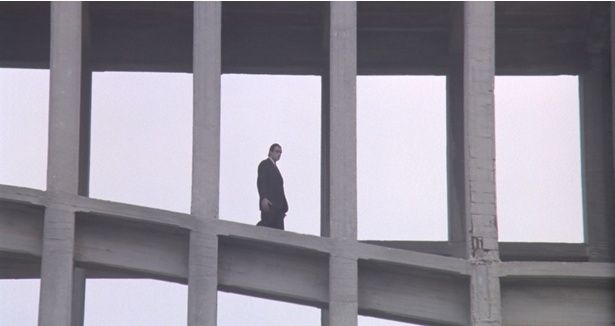 廃墟の雰囲気などあらゆる面で、ほかのゾンビものとは一線を画す(『ZEDER／死霊の復活祭』) [c] 1976 SND (M6 Group) and ACEK SRL