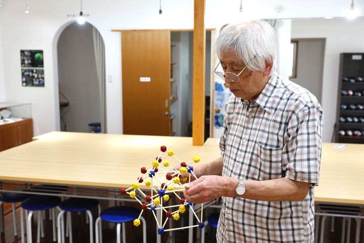 高田クリスタルミュージアム・高田館長が説明している様子