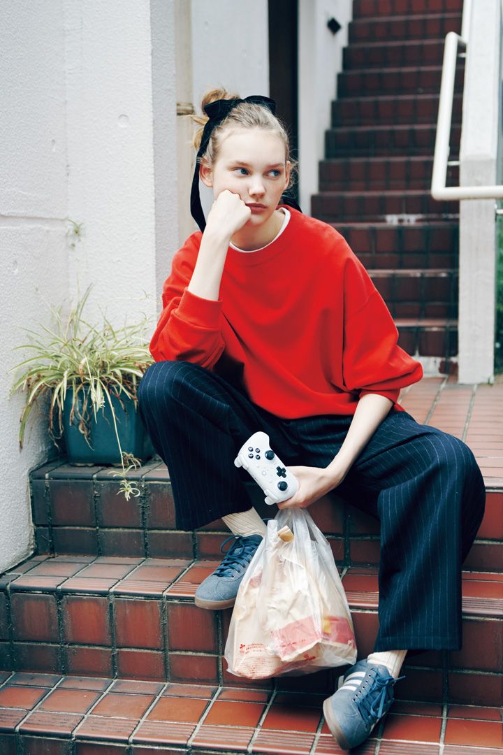 カジュアルなスタイルがおしゃれで品のあるレディなスタイルに。リボンのあるコーデ6選