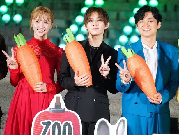 【写真を見る】ニンジンを手にニッコリ！映画『ズートピア２』(12月5日公開) ZOOJOJI 大ヒット祈願イベントに登壇した下野紘、山田涼介、Dream Ami