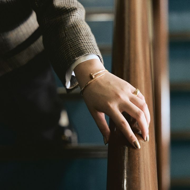 価値の高いジュエリーを身に着けた女性