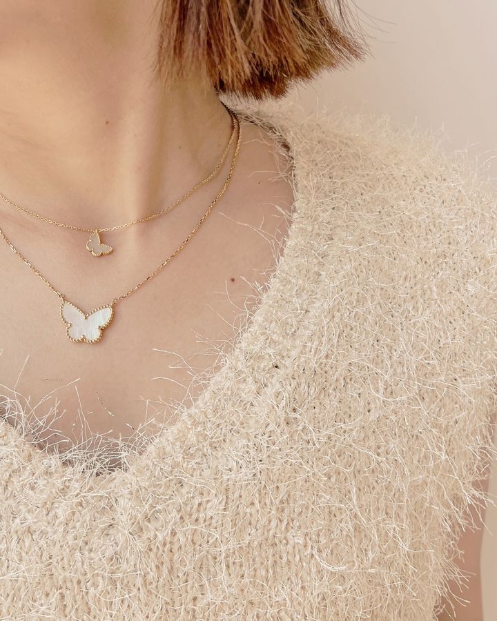 ブランドジュエリーを身に着ける女性