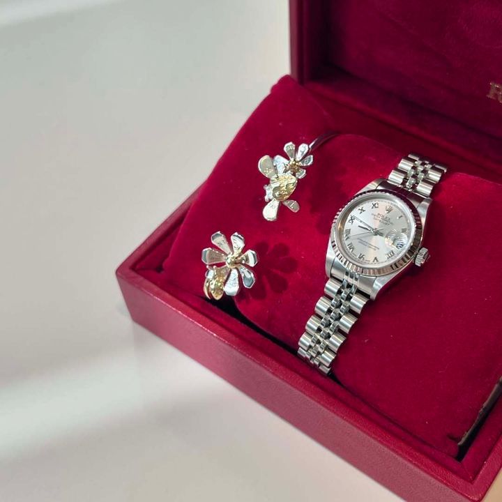 赤いジュエリーボックスに入ったロレックス