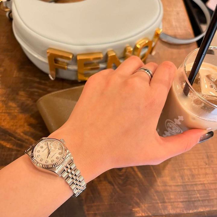 ロレックスを着けた女性の手元