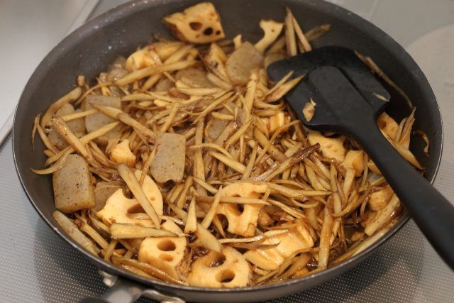 材料を煮詰める