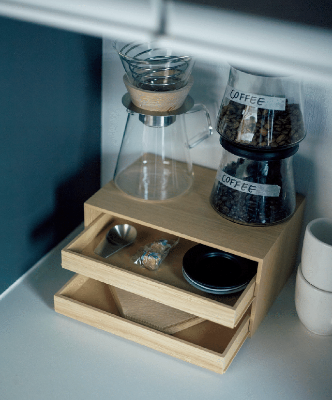 今回購入した「木製トレー収納２段引出」は、コーヒー用のスペースに。「フィルターの置き場所に悩んでいて、この引き出しが便利そうだなと思って」。
