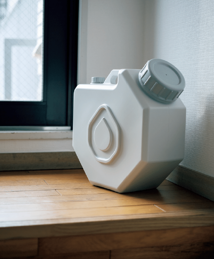 「鎌倉に越してきてすぐ、地域一体が断水になったんですよ。そのときに、水タンクを持っていなくてとても困ったんです」と、今回まず購入リストに上がった「ポリエチレン水タンク12Ｌ蛇口付き」。