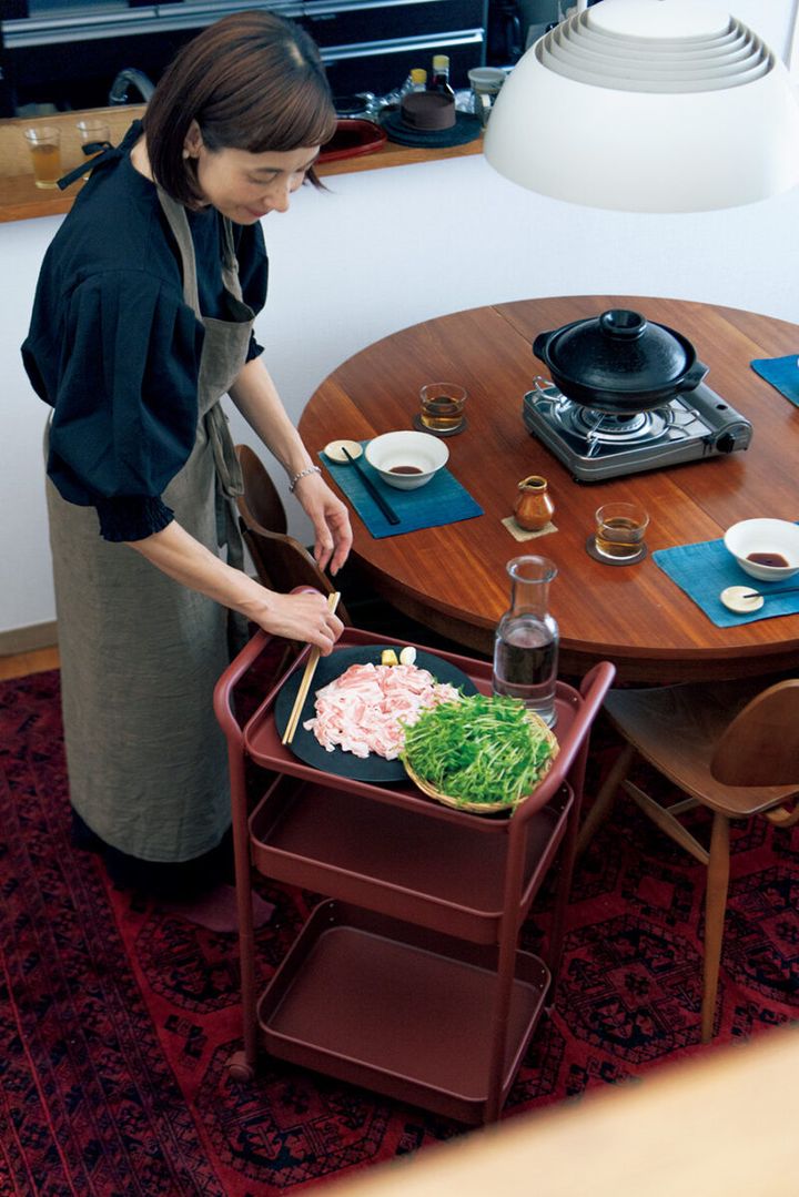 鍋料理のときに食材の「ちょい置き」スペースとして使いたかったという「スチールパイプワゴンラック」を新たに購入。