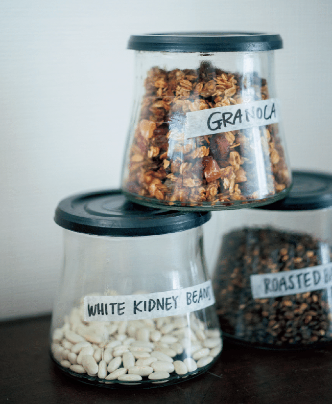 お手製のシリアルや豆などの食材を、そろいのキャニスターで保存している香菜子さん。 中身がひと目でわかるように手書きのラベルを貼って管理しています。