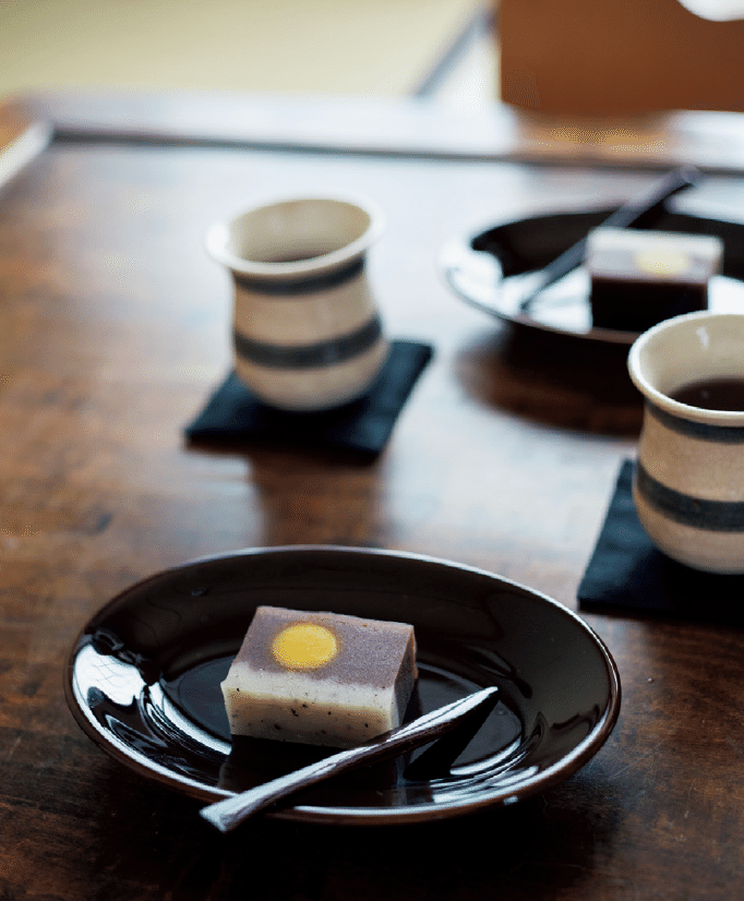 「磁器リムオーバル皿（小／飴釉）」に、鎌倉「豊島屋」のようかん「由比の濱」を盛り付けて、今回は和のアレンジ。