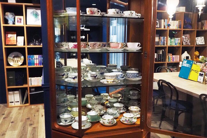 黒と白のスワンスイーツに心ときめく♪ ゆったりランチも楽しめる麻布台の紅茶専門店「ナナシアン」