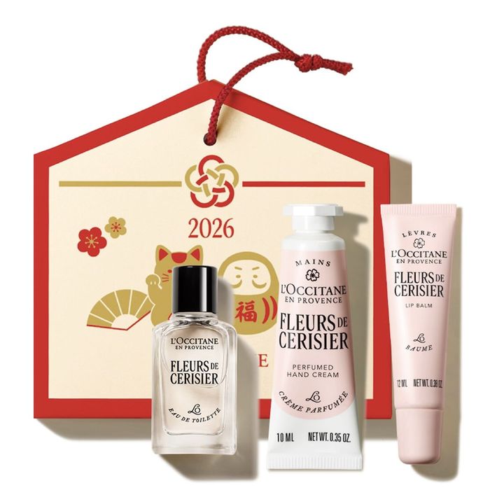 グッドラックギフト2026 ￥4,180（12月3日より限定発売） ※セット内容／フルールドスリジエサクラ オードトワレ 7.5ml、フルールドスリジエサクラ パフュームド ハンドクリーム 10ml、フルールドスリジエサクラ リップバーム 12ml