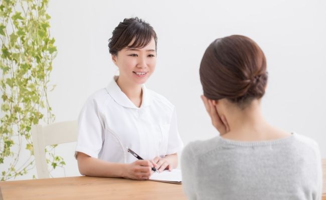 病院受診しているイメージ