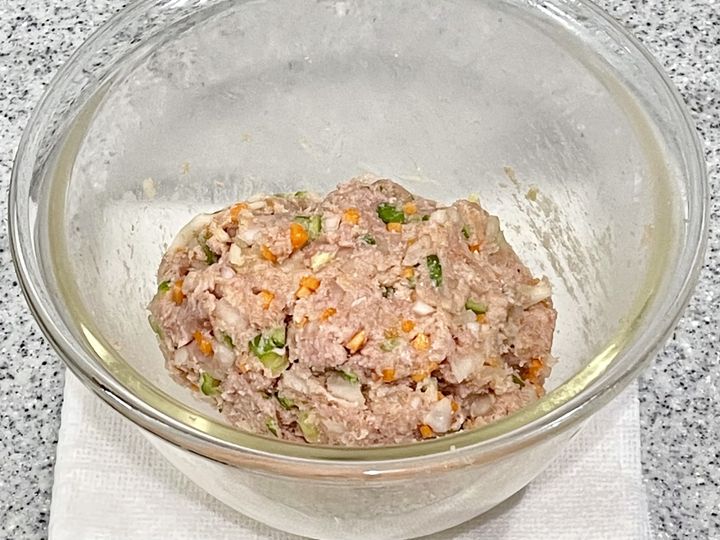 豚ひき肉で作る野菜たっぷりの味付きメンチカツ