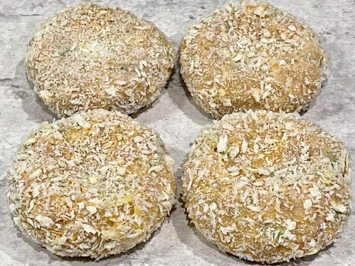 豚ひき肉で作る野菜たっぷりの味付きメンチカツ