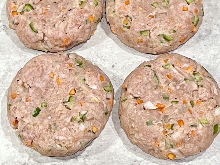 豚ひき肉で作る野菜たっぷりの味付きメンチカツ