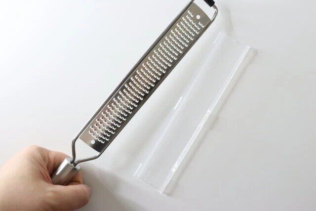 ダイソーのステンレスチーズグレーター ロングはカバー付き