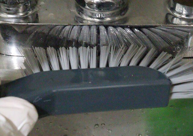 ダイソーのガシガシ使えるキッチン用隙間ブラシ