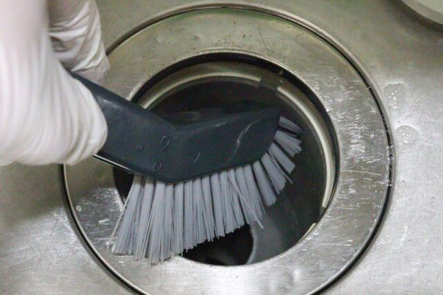 ダイソーの排水口掃除ができるキッチン用隙間ブラシ