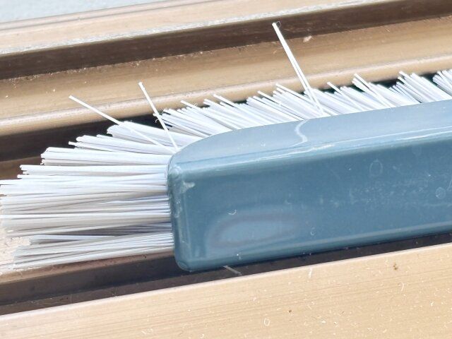 ダイソーの窓のサッシに使えるキッチン用隙間ブラシ