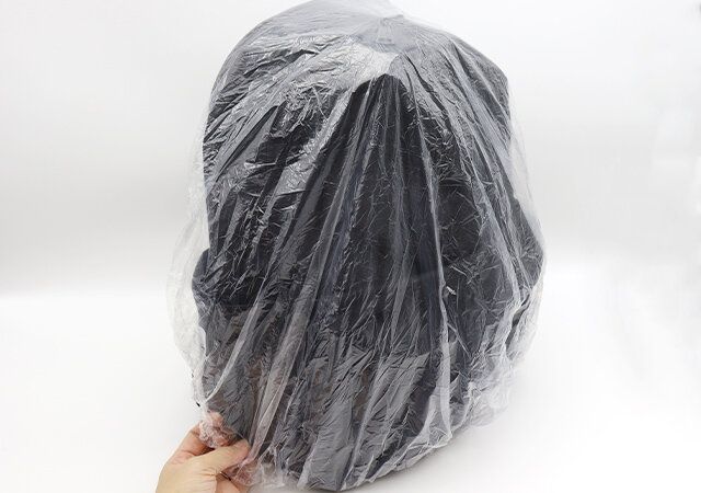 ダイソーの携帯用簡易レインバッグカバー（リュックサック用）をリュックに被せる