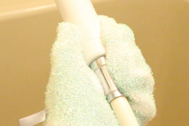 ダイソーの浴室用おそうじミトンはシャワーホースを包み込むように洗える