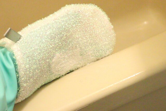 ダイソーの浴室用おそうじミトンは手にフィットして洗いやすい