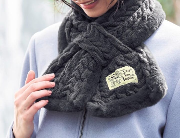 肌側フェイクファーのケーブルニットマフラー