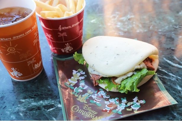 ニューヨーク・デリで提供中の「スペシャルセット」(1530円)は、ローストビーフなどを挟んだ豪華なサンドウィッチが主役