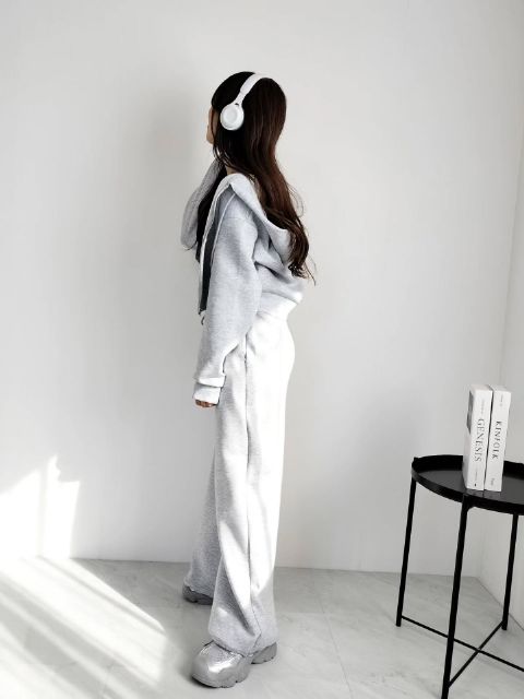 パフスウェットフルジップパーカーとパフスウェットバギーパンツを着たコーデの横側