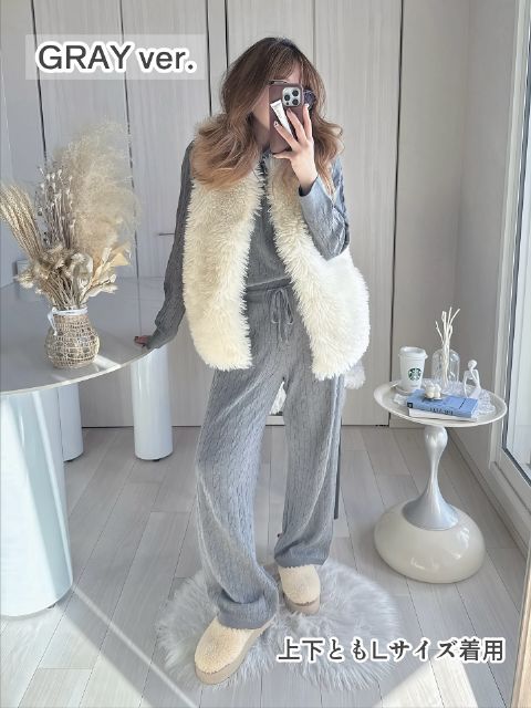 グレーのウォッシャブルニットケーブルパーカーとウォッシャブルニットケーブルパンツとファーベストを着たコーデ