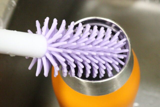 ダイソーの底洗いブラシ（ボトル用）でボトルを洗う