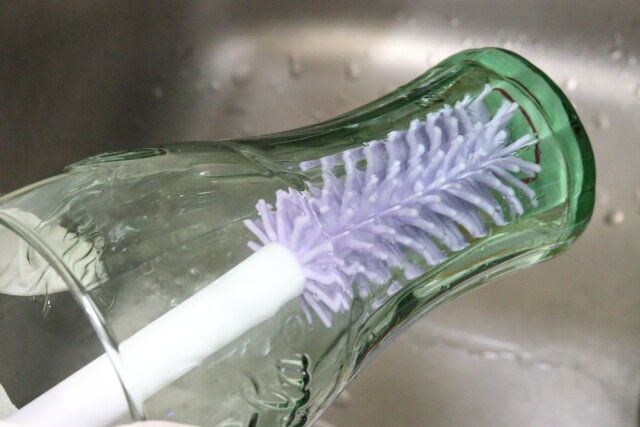 ダイソーの底洗いブラシ（ボトル用）でコップを洗う