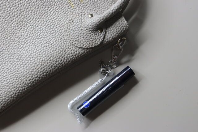 ダイソーのリップクリームケースはバッグに付けて持ち運べる