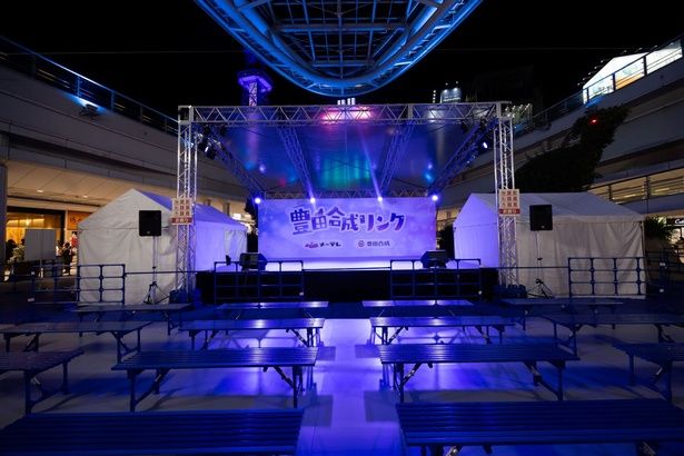 イベント開催用の特設ステージも設置されて、さまざまなゲストが登場する予定だ