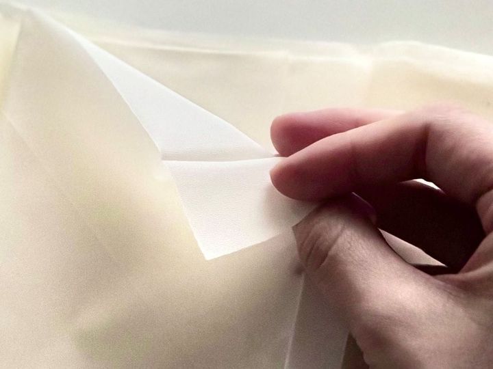 こちらは普段使用しているカーテンにプラスして使用する断冷カーテン。